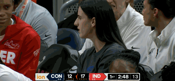 开云-😎狂热、阳光比赛期间，镜头再次给因伤缺阵的克拉克展示侧颜